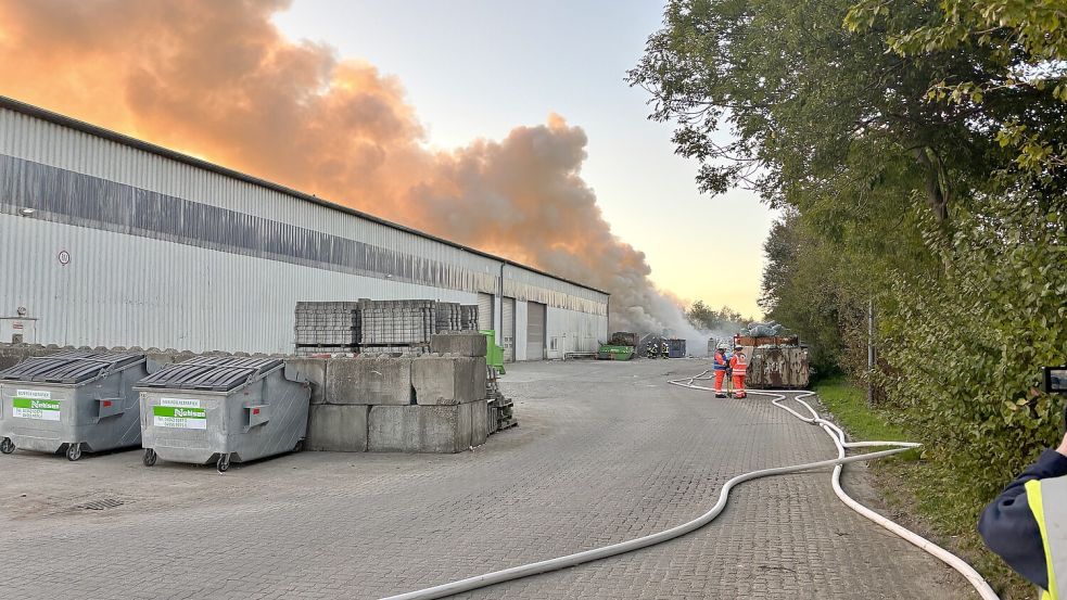 Ein Großaufgebot der Feuerwehr ist im Einsatz. Foto: Holger Janssen