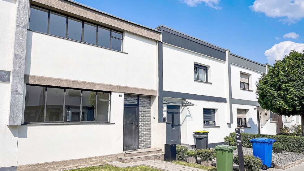So wie das Haus Anton (links) sahen bei der Fertigstellung alle Häuser in der Siedlung Dessau-Törten aus. Inzwischen sind die meisten mehr oder weniger umgebaut worden. (Archivbild) Foto: Heidi Scharvogel/dpa-tmn