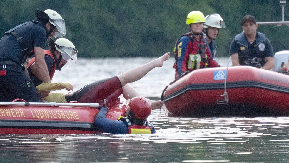 Risiken an Gewässern: Die DLRG - hier bei einer Übung - meldet mehr Todesfälle in der Badesaison. (Archivbild) Foto: Marijan Murat/dpa