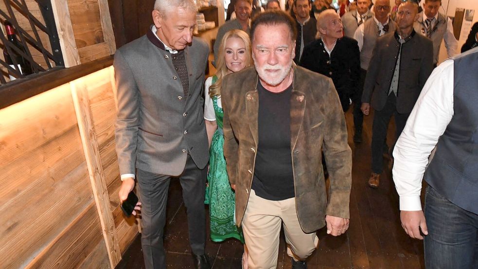 Schwarzenegger besuchte das Oktoberfest mit seiner Lebensgefährtin Heather Milligan. Foto: Felix Hörhager/dpa