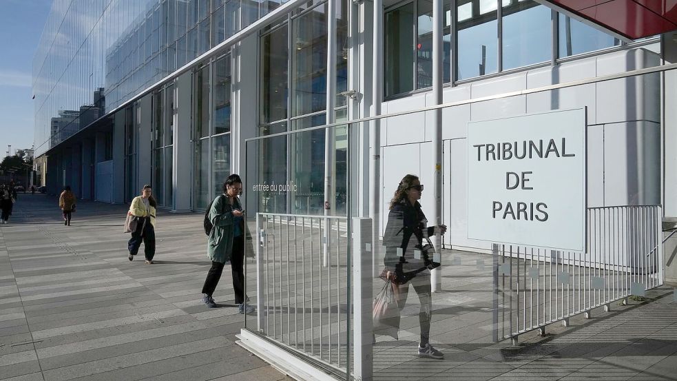 In Paris wird zu heimlichen Aufnahmen mit Smart Glasses ermittelt. (Archivbild) Foto: Michel Euler/AP/dpa
