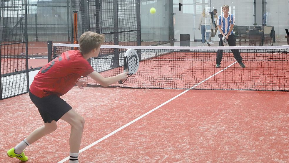 Padel spielen macht Spaß. ON-Redakteur Marco Lindenbeck (hinten) und ON-Praktiant Timm Fleßner haben den Trendsport in der neuen Halle im Schirumer Gewerbegebiet ausprobiert. Foto: Wilfried Gronewold
