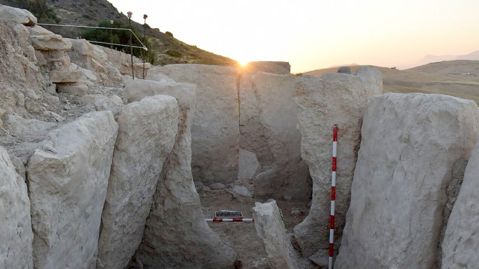 Der 13 Meter lange Dolmen I von La Lentejuela in Teba (Málaga) ist außergewöhnlich gut erhalten. Foto: Universidad de Cádiz