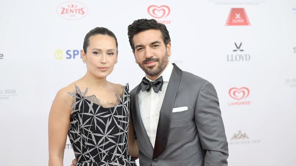 M’Barek und seine Frau Jessica Anfang des Jahres beim Deutschen Filmball. (Archivbild) Foto: Felix Hörhager/dpa
