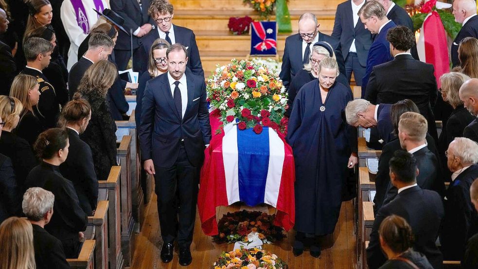 König Haakon VIII. (vorne links) trug den Sarg seiner Tante, Prinzessin Astrid.  Foto: Ole Berg-Rusten/POOL NTB/AP/dpa