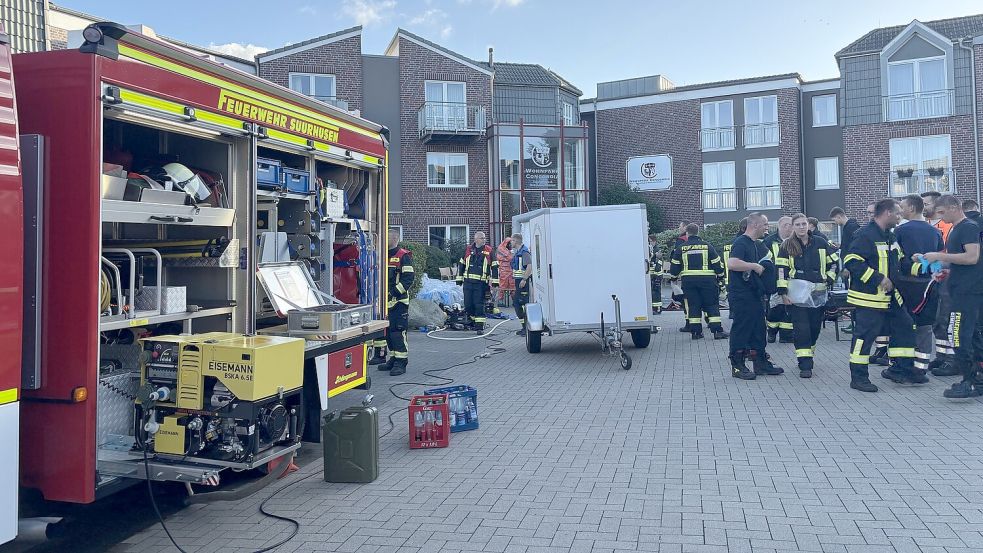 Am 22. September wurde im Wohnpark Concordia in Suurhusen ein austretender Gefahrstoff gemeldet. Die Feuerwehr war mit zahlreichen Einsatzkräften vor Ort. Foto: Lotta Groenendaal