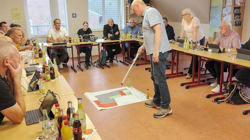 Günther Siefken vom Großefehntjer Bauamt stellte die Pläne für die Osthof-Sanierung in etwas ungewohnter Form im Bildungsausschuss vor. Foto: Karin Böhmer