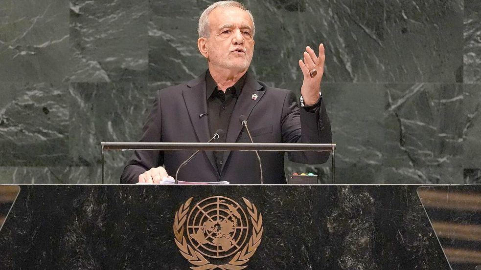 Der iranische Präsident Massud Peseschkian hat sich bei der UN-Generaldebatte gegen Anschuldigungen der USA gewehrt.  Foto: Heather Khalifa/FR172147 AP/AP/dpa