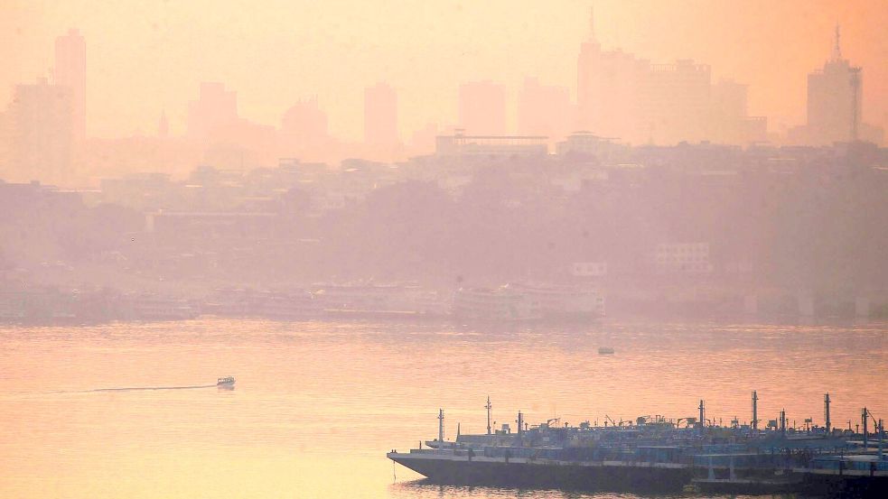 Die brasilianische Amazonas-Metropole Manaus ist von dichtem Rauch eingehüllt. Foto: Edmar Barros/AP/dpa