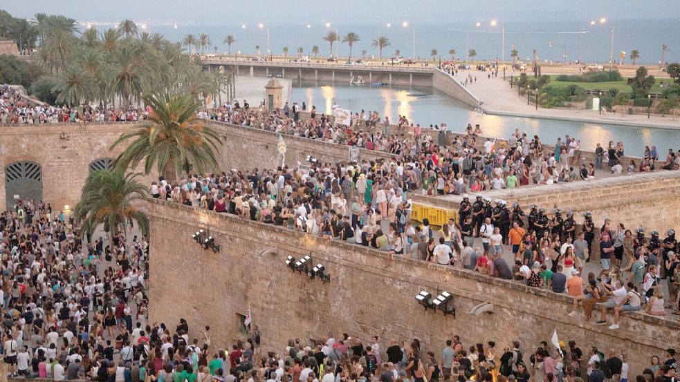 Volle Straßen vor der Kathedrale von Palma auf der Baleareninsel Mallorca: Das Bild zeigt allerdings nicht den übermäßigen Tourismus – sondern eine große Demonstration gegen selbigen. Foto: dpa/Clara Margais