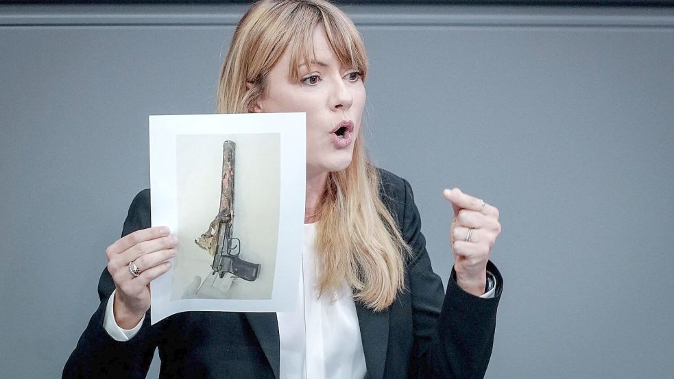 Dass die stellvertretende Vorsitzende der Linksfraktion, Clara Bünger, während ihrer Rede zur Reform der Nachrichtendienste das Bild einer Waffe der NSU-Terroristen hochhält, stößt auf Kritik bei Bundestagspräsidentin Julia Klöckner (CDU).  Foto: Kay Nietfeld/dpa
