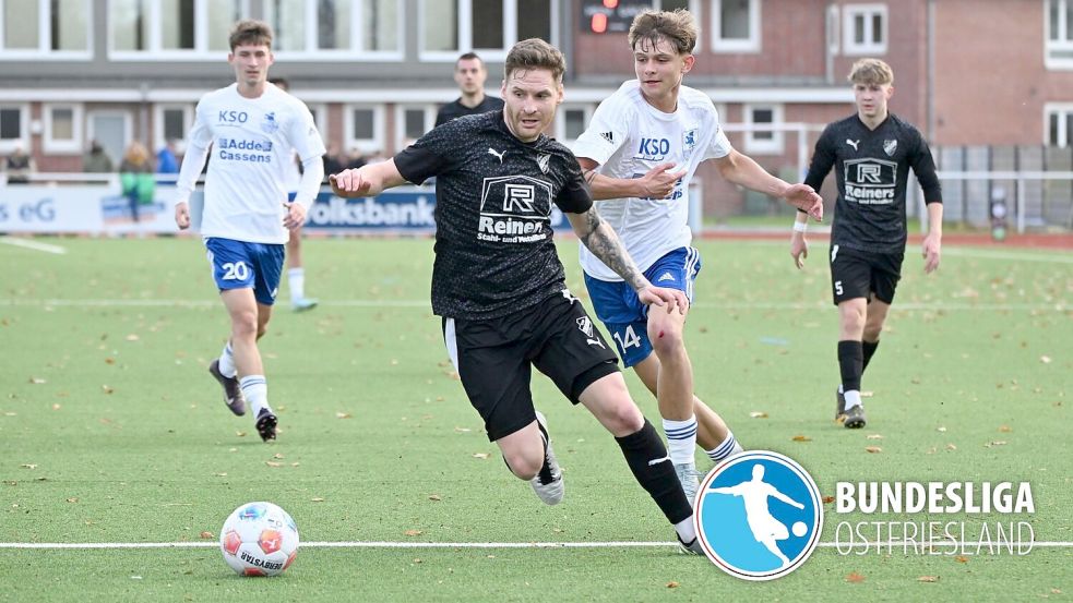 GW Firrel (vorne Reinhard Grotlüschen) gastiert beim TuS Esens. Sönke Kroon (rechts im weißen Trikot) hat mittlerweile die Seiten gewechselt. Statt beim TuS Esens spielt er nun bei Firrel. Foto: Jens Doden/Blomberg