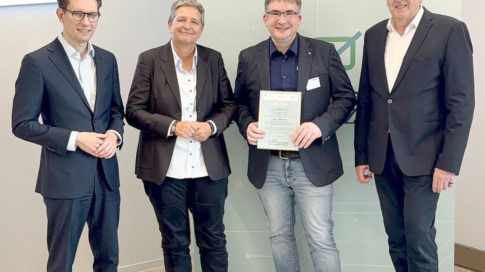 An der Preisverleihung nahmen (von Fabian Zacharias (bitkom), Claudia Plattner (BSI), Christian Hainke (Hainke Computer) und  Norbert Pohlmann (eco) teil. Foto: Hainke Computer GmbH