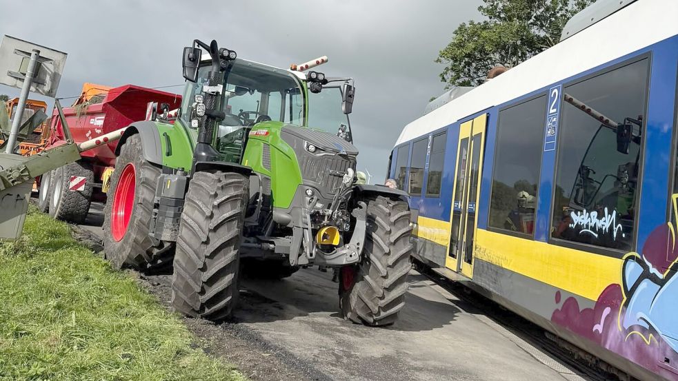 Zu einem Unfall an einem Bahnübergang in Wittmund gekommen. Foto: Feuerwehr Wittmund