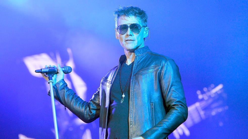 In den 80er Jahren ein Frauenschwarm: a-ha-Sänger Morten Harket. Hier zu sehen bei einem Konzert 2016. (Archivbild) Foto: Walter Bieri/dpa