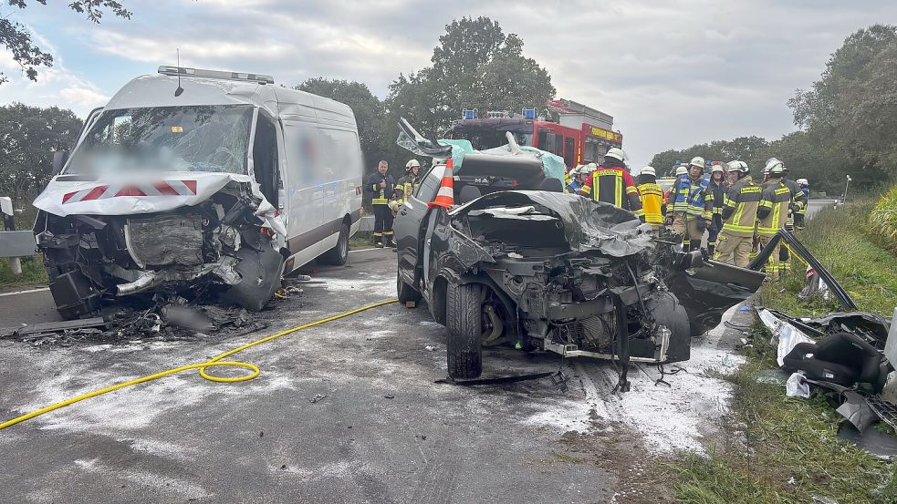 Zwei Personen wurden bei dem Unfall in der Gemeinde Großefehn schwer verletzt. Fotos: Malte Wiese (Feuerwehr Großefehn)/Jan-Marco Bienhoff (Feuerwehr Wiesmoor)