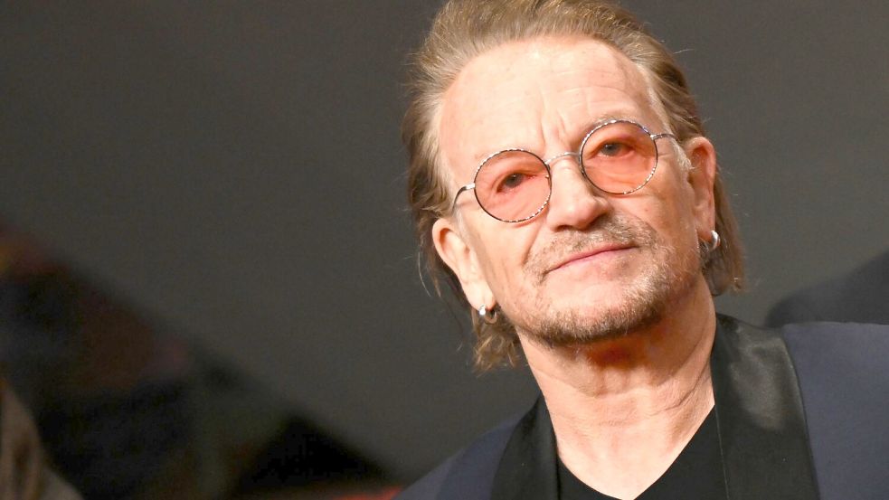 Bono singt das Duett gemeinsam mit Dolly Parton. (Archivfoto) Foto: Britta Pedersen/dpa