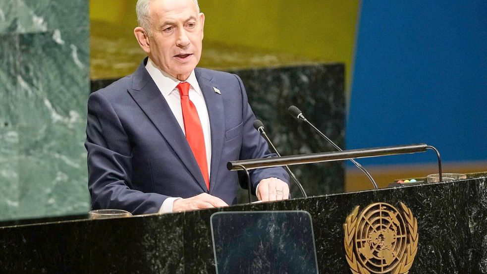 Rede vor lichten Reihen: Israels Ministerpräsident Netanjahu. Foto: Yuki Iwamura/AP/dpa