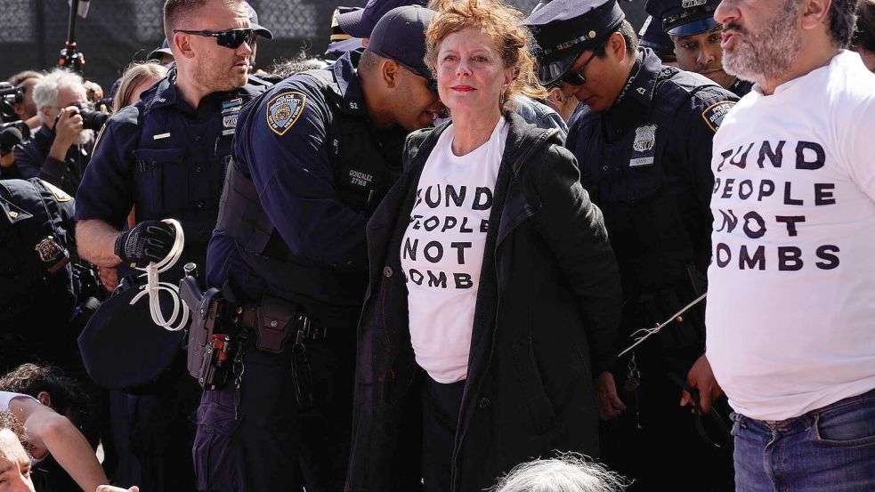 Auch vor dem UN-Gebäude gab es Protest. Schauspielerin Susan Sarandon wurde festgenommen. Foto: Madison Swart/AP/dpa