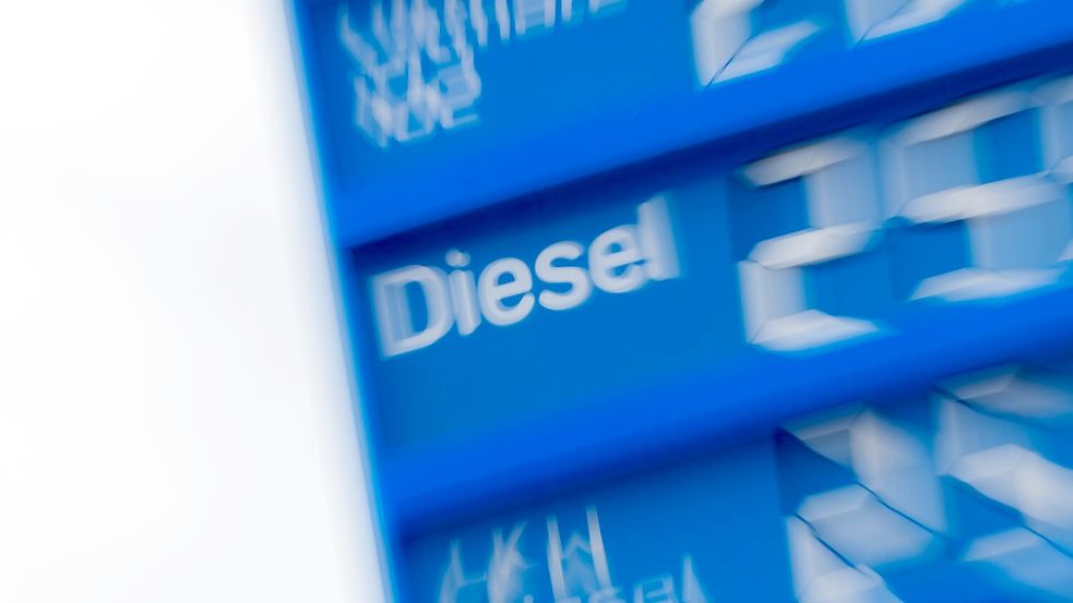 Tanken ist extrem teuer geworden - ein Tankrabatt soll ein Stück weit helfen. (Archivbild) Foto: Rolf Vennenbernd/dpa