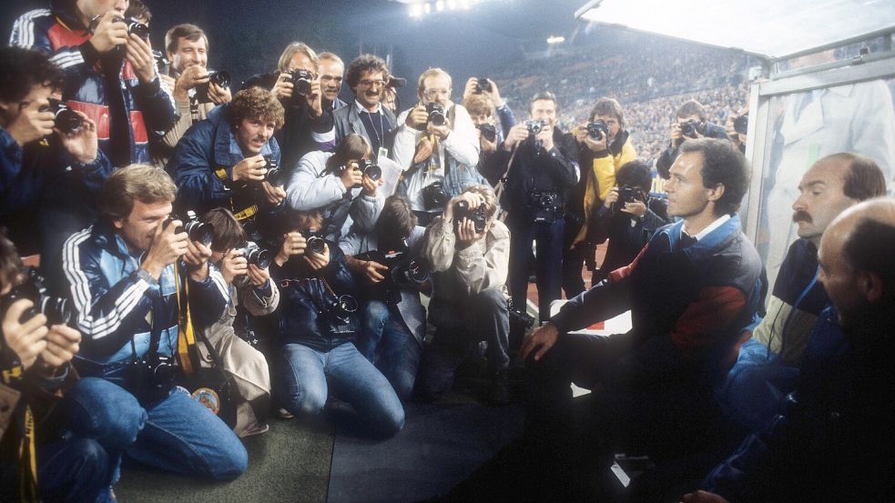 Der „Kaiser“ übernimmt das Zepter: Franz Beckenbauers Einstand 1984 war ein Medienereignis.  Die Premiere gegen Argentinien  ging allerdings daneben: Die Elf des Teamchefs verlor in Düsseldorf 1:3. Foto: imago/WEREK