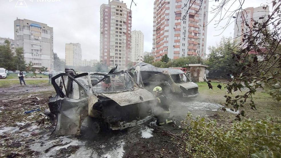 Jeden Tag schlagen in Kiew russische Kampfdrohnen ein.  Foto: -/Ukrainian Emergency Service/AP/dpa