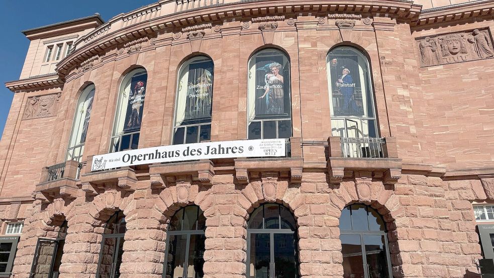 Am Staatstheater Mainz wurde am Freitag ein Banner mit der Aufschrift „Wir sind Opernhaus des Jahres“ aufgehängt. Foto: Christian Schultz/dpa
