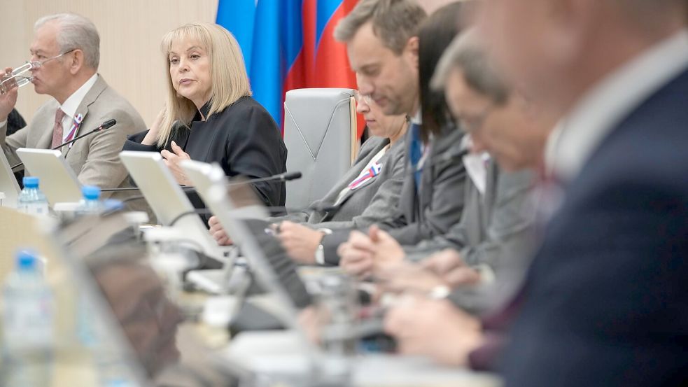 Die Wahlleitung hat das offizielle Ergebnis verkündet, doch unabhängige Experten sehen Anzeichen für Fälschungen. (Archivbild)   Foto: Pavel Bednyakov/AP/dpa
