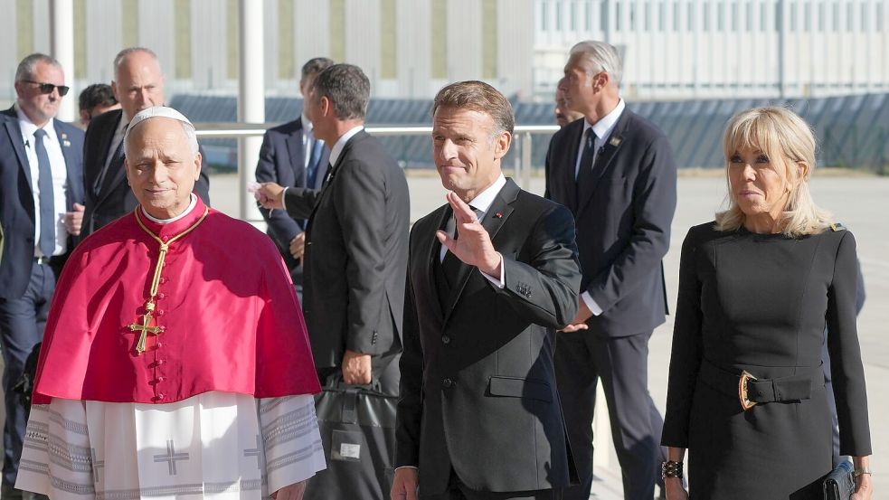 Frankreichs Präsident Emmanuel Macron und seine Ehefrau Brigitte kamen für Papst Leo XIV. zum Flughafen. Foto: Gregorio Borgia/AP/dpa