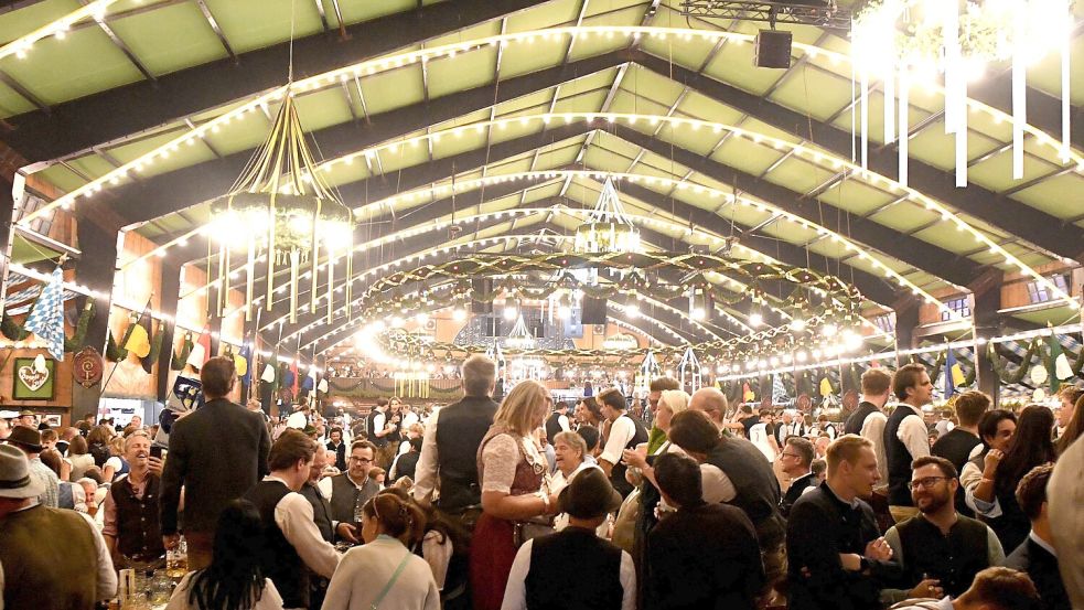 Oktoberfestbesucher feiern in der Augustiner Festhalle. Nicht nur die Maß ist während der Wiesn teuer. Foto: dpa/Felix Hörhager