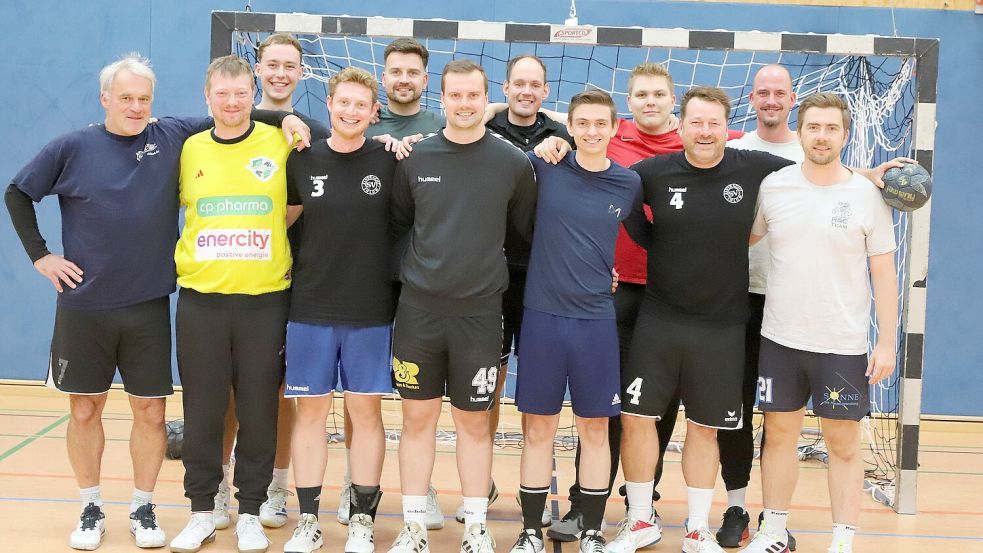 Die Handballer von Eintracht Ihlow gehen nach dem Abstieg aus der Landesliga in der Regionsoberliga Nord mit dem neuen Trainer Florian Ladwig (Zweiter von rechts) an den Start. Sie führen die Tabelle nach zwei Spieltagen an. Foto: Wilfried Gronewold