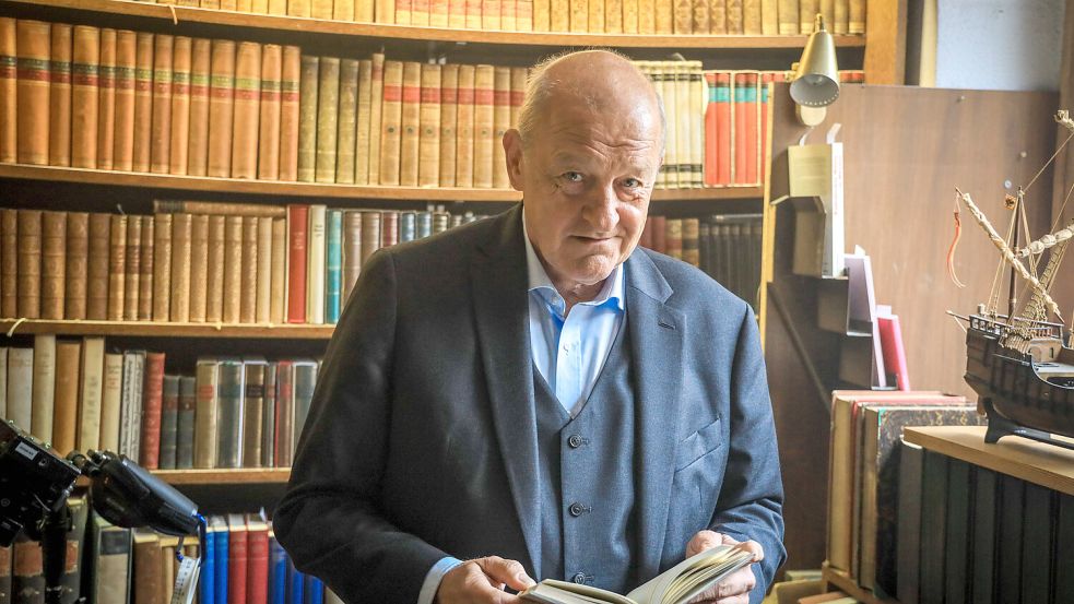 Die neue Folge des Kultkrimis „Wilsberg“ startet mit einem Schreckmoment, als der Hauptfigur Georg Wilsberg, gespielt von Leonard Lansink, scheinbar eine Kugel ins Herz trifft. Foto: Imago/Rüdiger Wölk