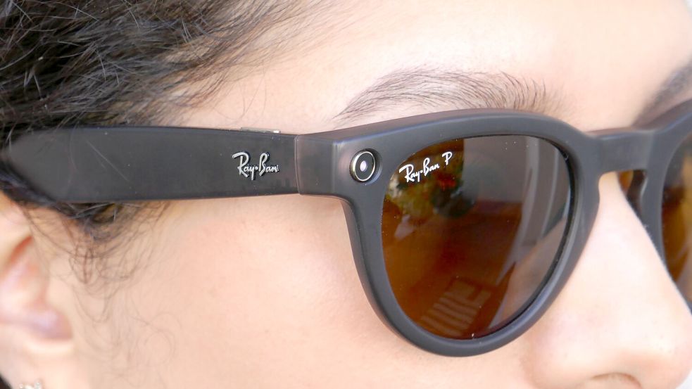 Die Datenbrille von Meta und Ray-Ban ist umstritten, weil man mit ihr Videoaufnahmen erstellen kann. (Symbolbild) Foto: Christoph Dernbach/dpa