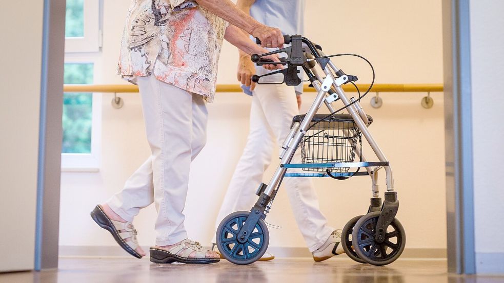 Der Pflegeversicherung droht im kommenden Jahr ein Milliardendefizit. (Symbolbild) Foto: Christoph Schmidt/dpa