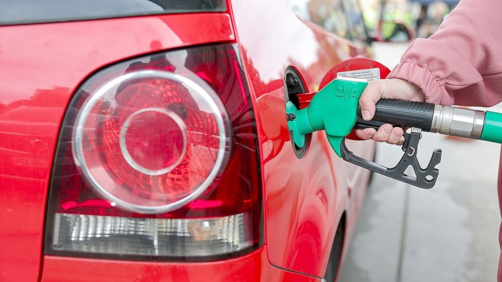 Autofahrer sollen vom Tankrabatt profitieren. (Symbolbild) Foto: Jan Woitas/dpa