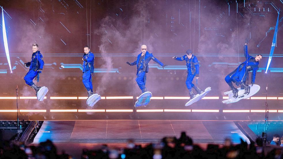 Die Show der Backstreet Boys begann schwebend unter dem Stadiondach. Foto: Rolf Vennenbernd/dpa