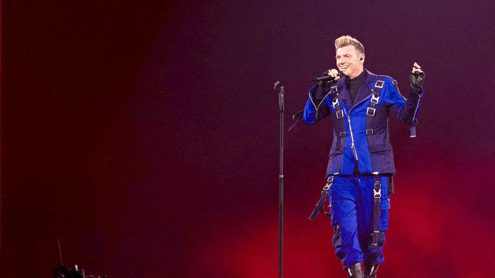Sänger Nick Carter erinnerte sich auf der Bühne an den Karrierebeginn in Deutschland.  Foto: Rolf Vennenbernd/dpa