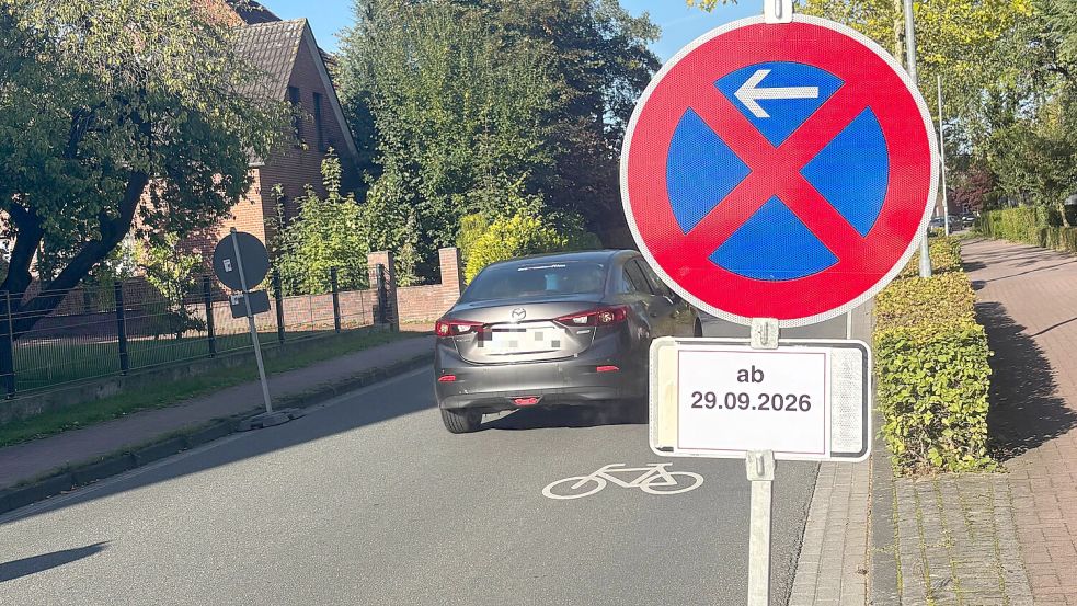 Schon jetzt weisen die Schilder auf die künftige absolute Halteverbotszone im Breiten weg hin. Foto: Jurij Babanin