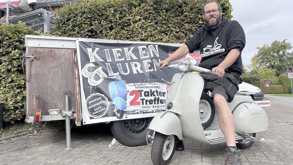 Sascha Focken vor seiner Werkstatt mit seiner Vespa und dem Plakat für "Kieken und Luren". Foto: Christin Wetzel
