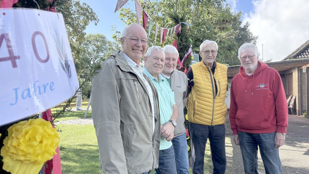 Klaas Cassens (von links), Günter Lawniczek, Dieter Duitsmann, Werner Fröhlich und Paul Fooko Ohling haben vor 40 Jahren in der Riepster Siedlung den Anstoß für eine intakte Gemeinschaft gegeben. Foto: Christin Wetzel