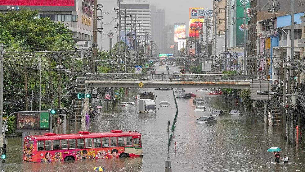Starkregen hat die thailändische Hauptstadt lahmgelegt. Foto: Sakchai Lalit/AP/dpa