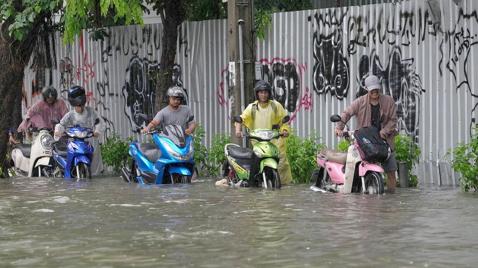 Überschwemmungen haben Bangkok weitgehend lahmgelegt. Foto: Sakchai Lalit/AP/dpa