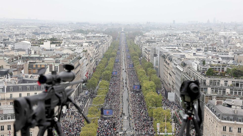 Eine Aufnahme vom Dach des Arc de Triomphe zeigt die großen Menschenmassen, die sich versammelt haben. Foto: Sameer Al-Doumy/AFP/dpa