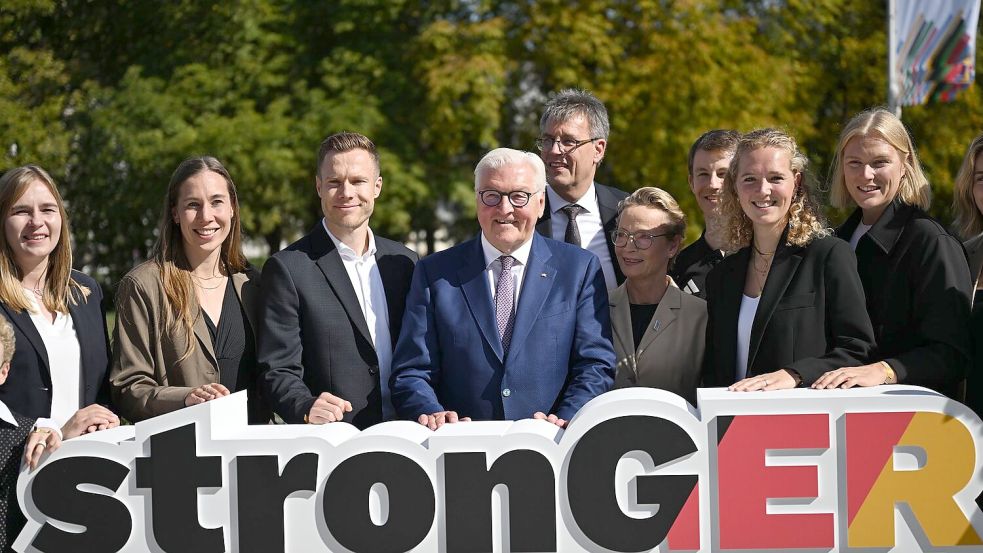 Bundespräsident Frank-Walter Steinmeier (M) unterstützt die Olympia-Bewerbung.  Foto: Marijan Murat/dpa