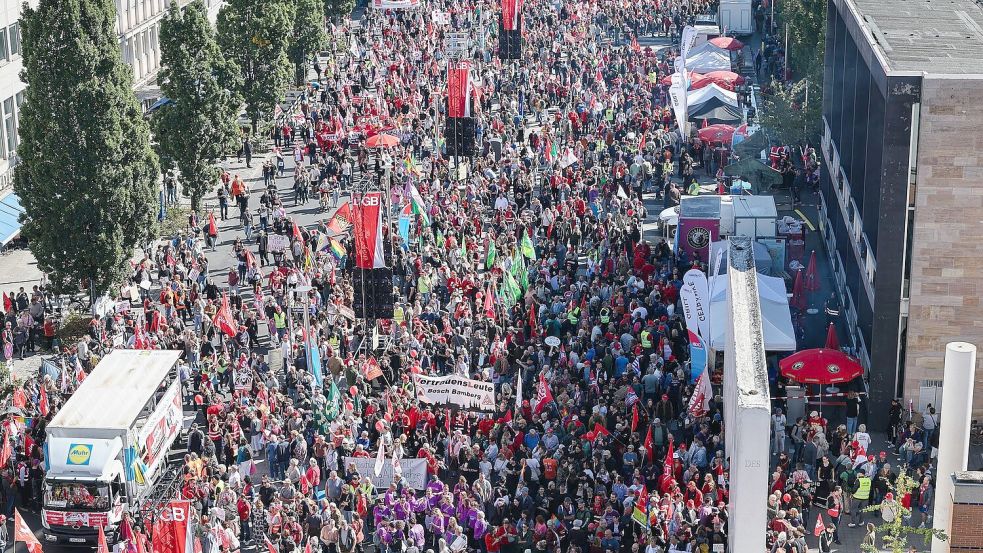 Allein 20.000 Menschen zogen nach Polizeiangaben bei verschiedenen Demonstrationszügen durch Nürnberg. Foto: Daniel Löb/dpa
