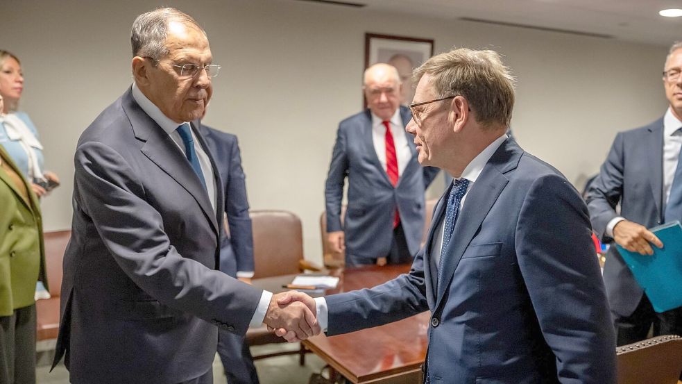 Ein Handschlag und 20 Minuten Gespräch: Lawrow und Wadephul treffen sich überraschend zu Gesprächen in New York. Foto: Michael Kappeler/dpa