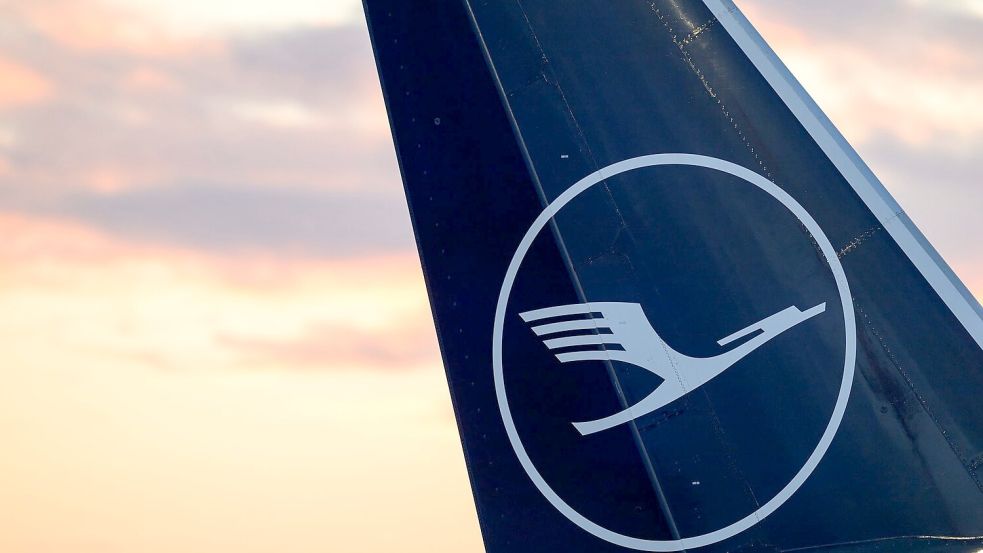 Das Flugzeug vom Typ Boeing 747-400 wird nach Lufthansa-Angaben derzeit untersucht. (Symbolbild) Foto: Hannes P. Albert/dpa