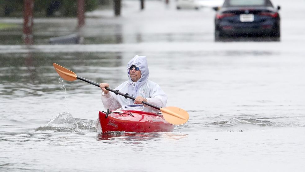 Ein Sturm an der US-Ostküste überflutet Straßen in Küstenorten.  Foto: Noah K. Murray/AP/dpa