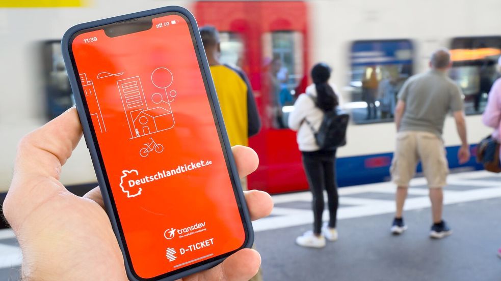 Der Preis des Deutschlandtickets für 2027 wird bald ermittelt. (Archivbild) Foto: Julian Stratenschulte/dpa