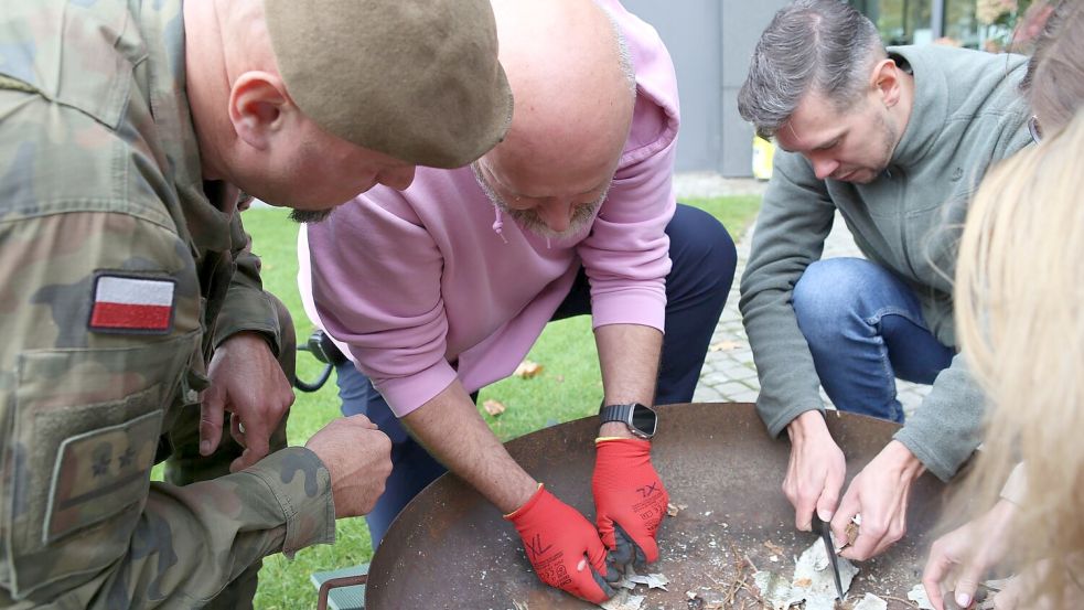 Feuer machen mit Birkenrinde: Das lernen Mitarbeiter der deutschen Botschaft in Warschau bei Notfalltraining von Polens Armee.  Foto: Doris Heimann/dpa